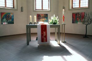 Im Jahr 2014 erhielt die Hahner Kirche neue Antependien - Altarläufer, deren Farben die Festzeiten des Kirchenjahres anzeigen.