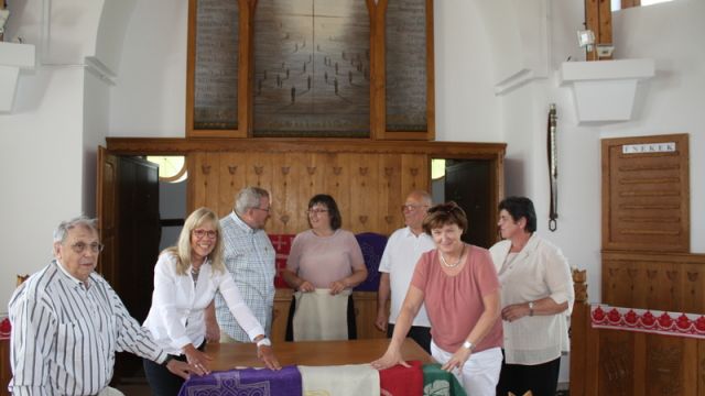 Die Mitglieder der Hahner Kirchengemeinde überreichen die mitgebrachten Antependien an die Pfarrerin der deutschen Gemeinde, Heiderose Gärtner-Schulz, und Gemeindemitglieder.