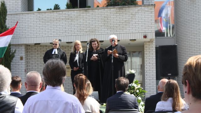 Geistliche aus der lutherischen, der deutschen lutherischen, der reformierten und der katholischen Kirchengemeinde eröffnen die Festveranstaltung vor dem Stadthaus.