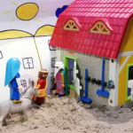 Maria und Josef wollen sich nach ihrem bescchwerlichen Weg ausruhen und suchen eine Herberge, wo sie übernachten können. Aber niemand will sie aufnehmen, da schon alles voll ist. Maria weiß, dass ihr Kind bald geboren werden wird. Deshalb suchen sie dringend nach einer Unterkunft.