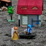 Im 6. Monat wurde der Engel von Gott in eine Stadt in Galiläa namens Nazareth zu einer Frau geführt. Sie war mit einemMann namens Josef verlobt, der aus dem Hause Davids stammte. Der Name der Frau war Maria. Der Engel trat bei ihr ein und sagt: "Sei gegrüßt, du Begnadete, der Herr ist mit dir. Du wirst ein Kind bekommen, das du Jesus nennen sollst. Und das Kind wird Sohn Gottes genannt werden." Maria sagte: "So soll es geschehen."