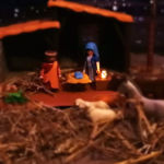 In dieser Nacht wird das Kind geboren. Maria nennt ihren Sohn Jesus, so wie es der Engel zu ihr gesagt hatte. Sie wickelt das Kind in Windeln und legt es in die Futterkrippe.